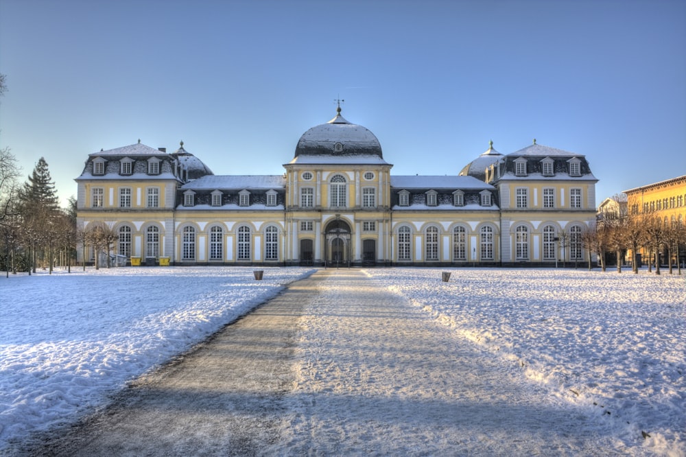 bâtiment en béton blanc et bleu sous le ciel bleu pendant la journée