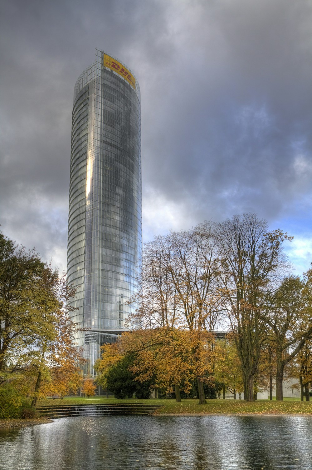 immeuble de grande hauteur aux murs de verre