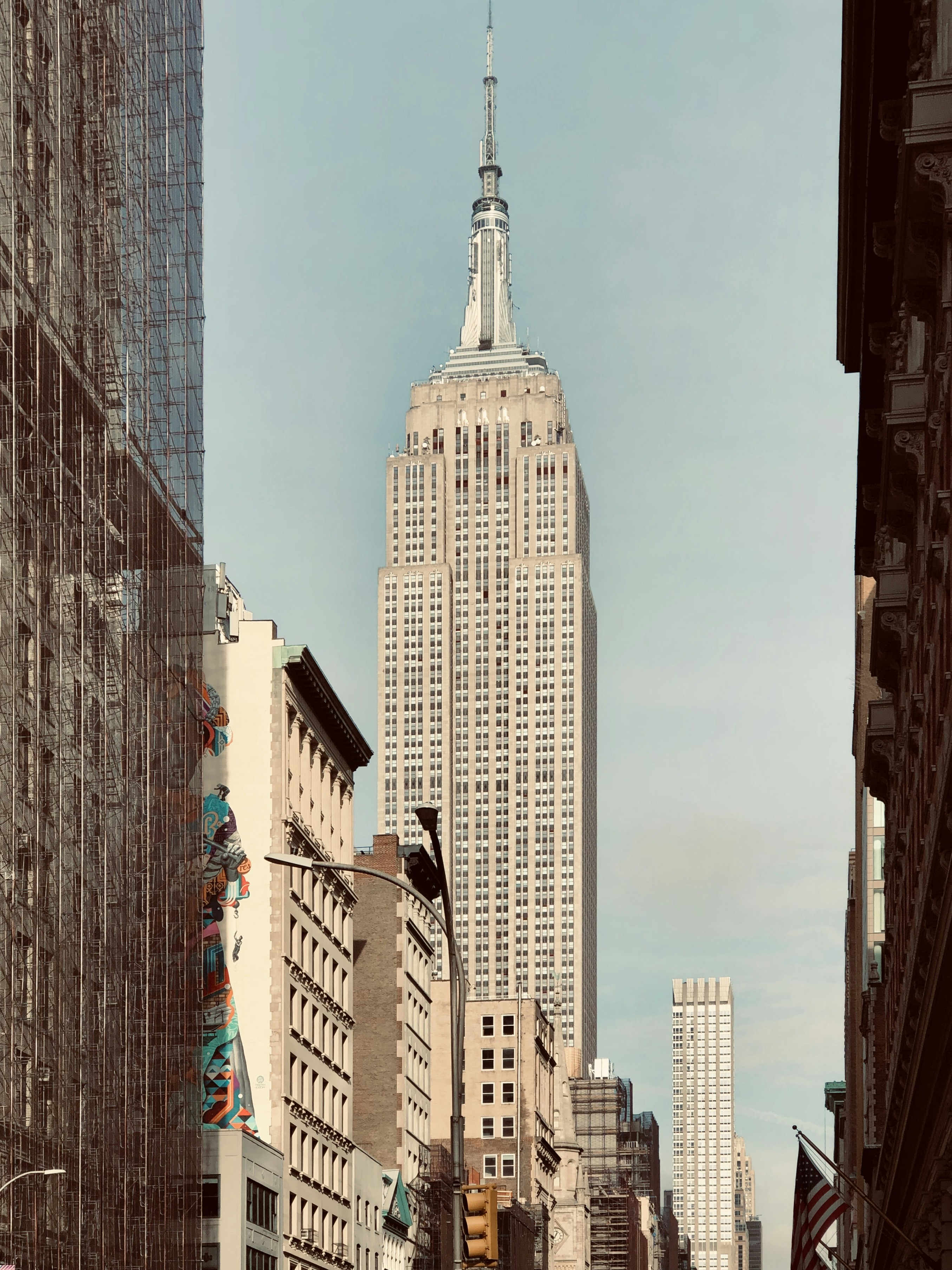 Weißbetongebäude tagsüber