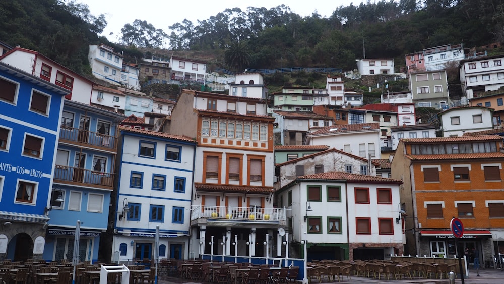 Edificio de hormigón blanco y marrón