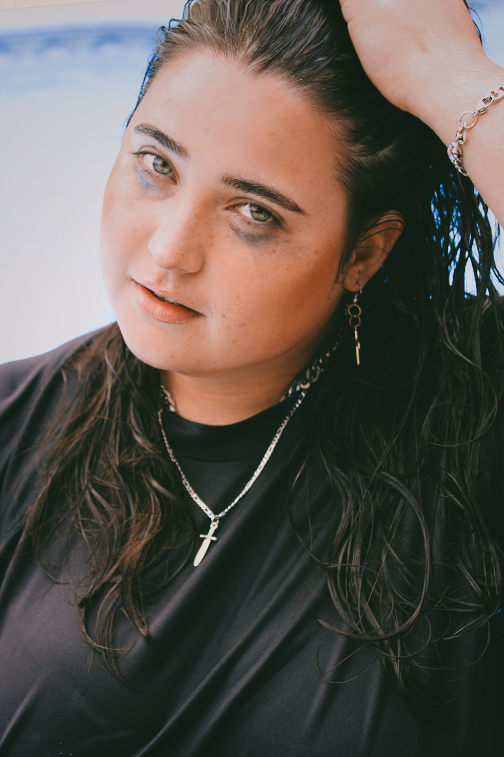 Una donna con i capelli lunghi e una camicia nera