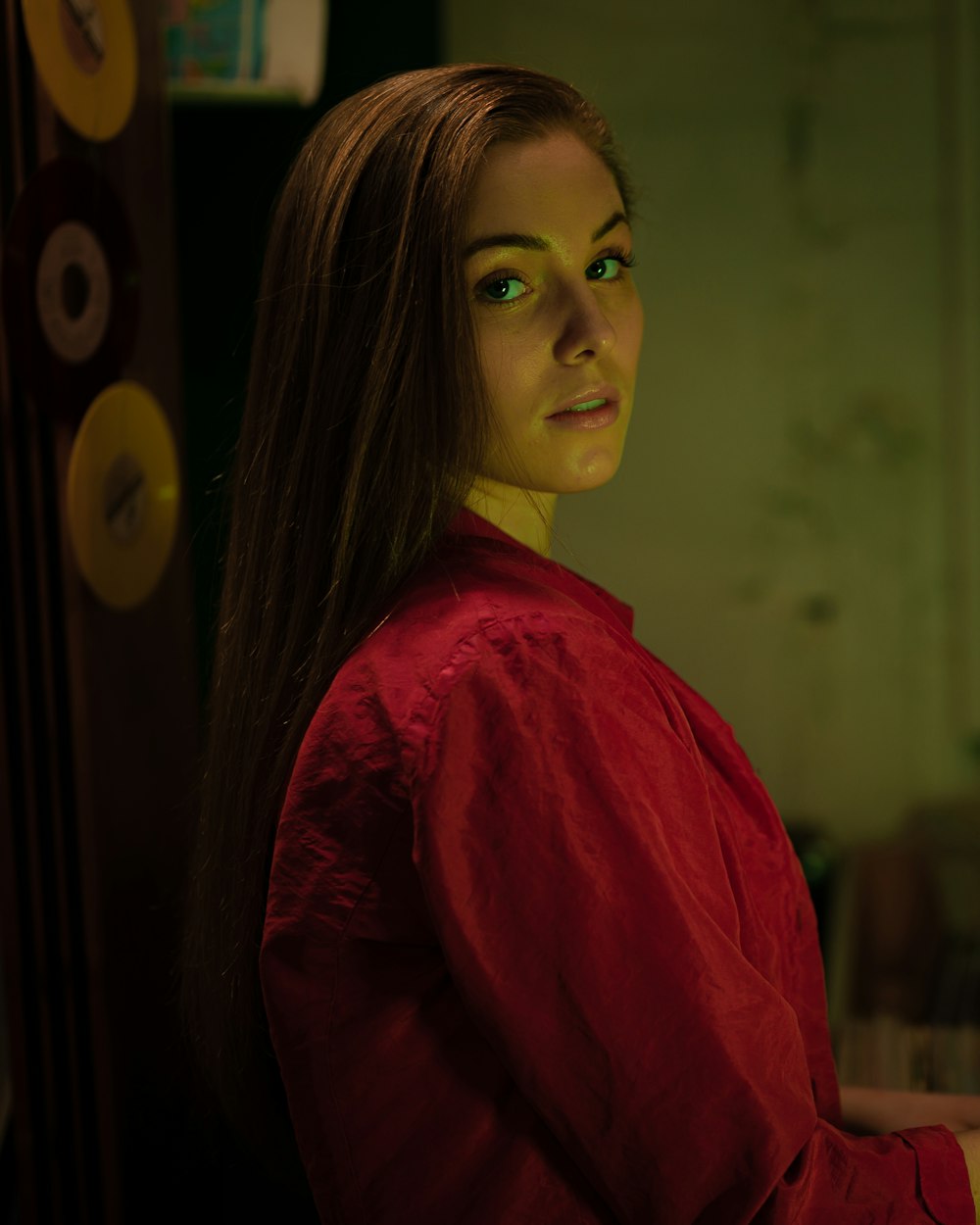 Mujer con camisa roja de manga larga