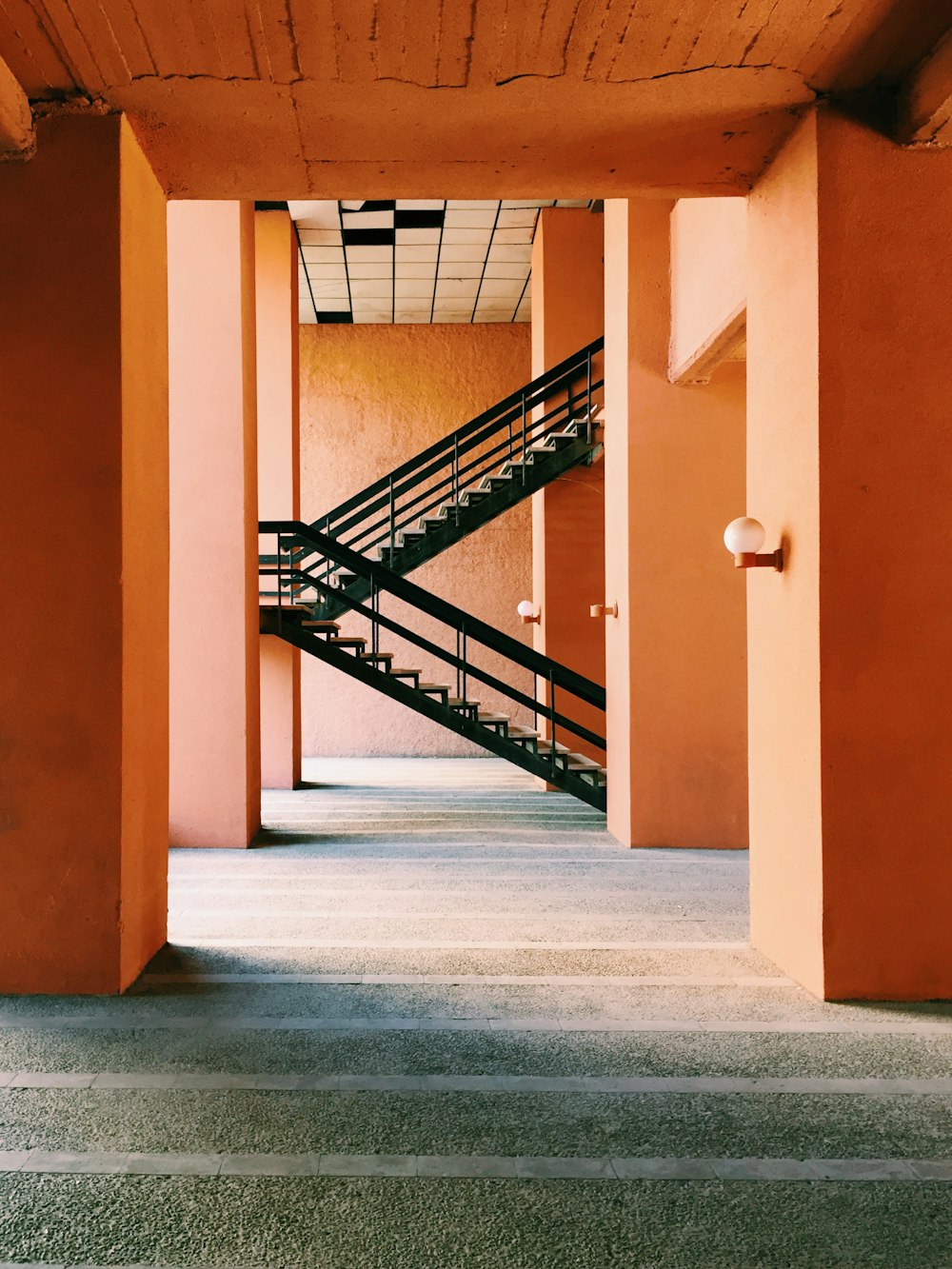 schwarze Metalltreppe auf braunem Betongebäude