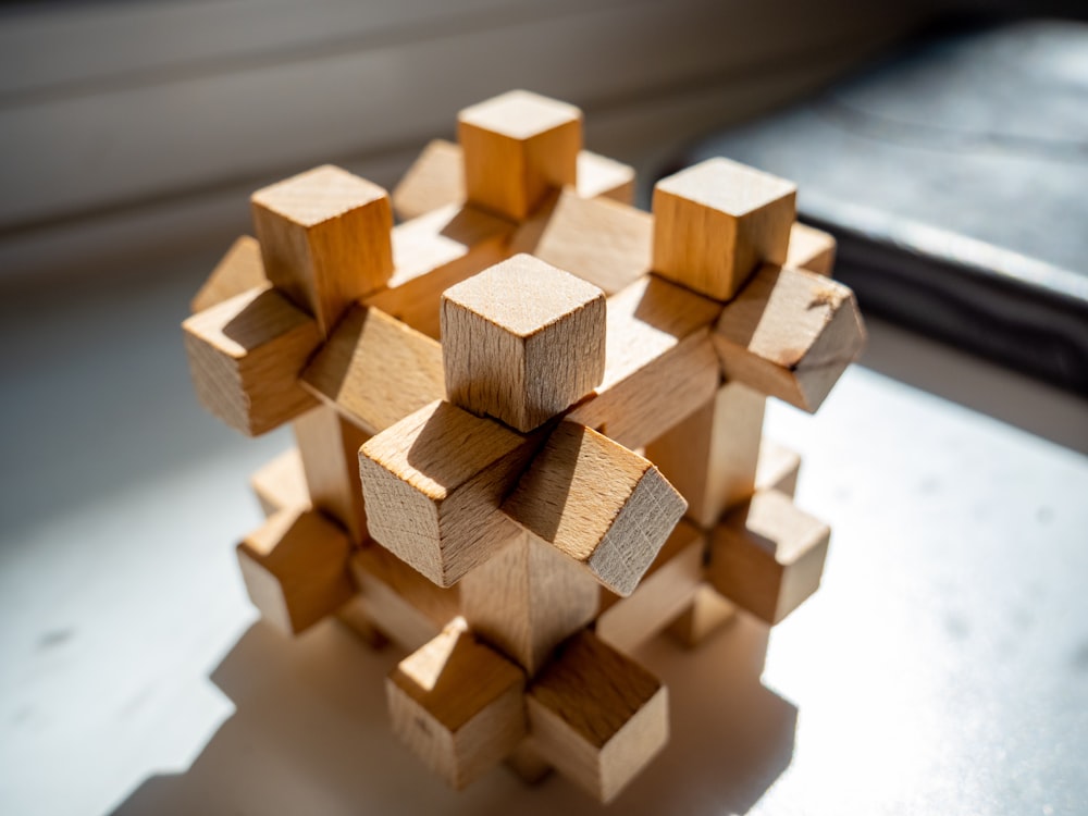 Blocs de bois brun sur table en bois noir