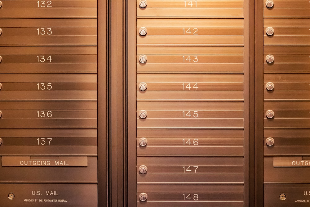 porta de madeira marrom com número 8