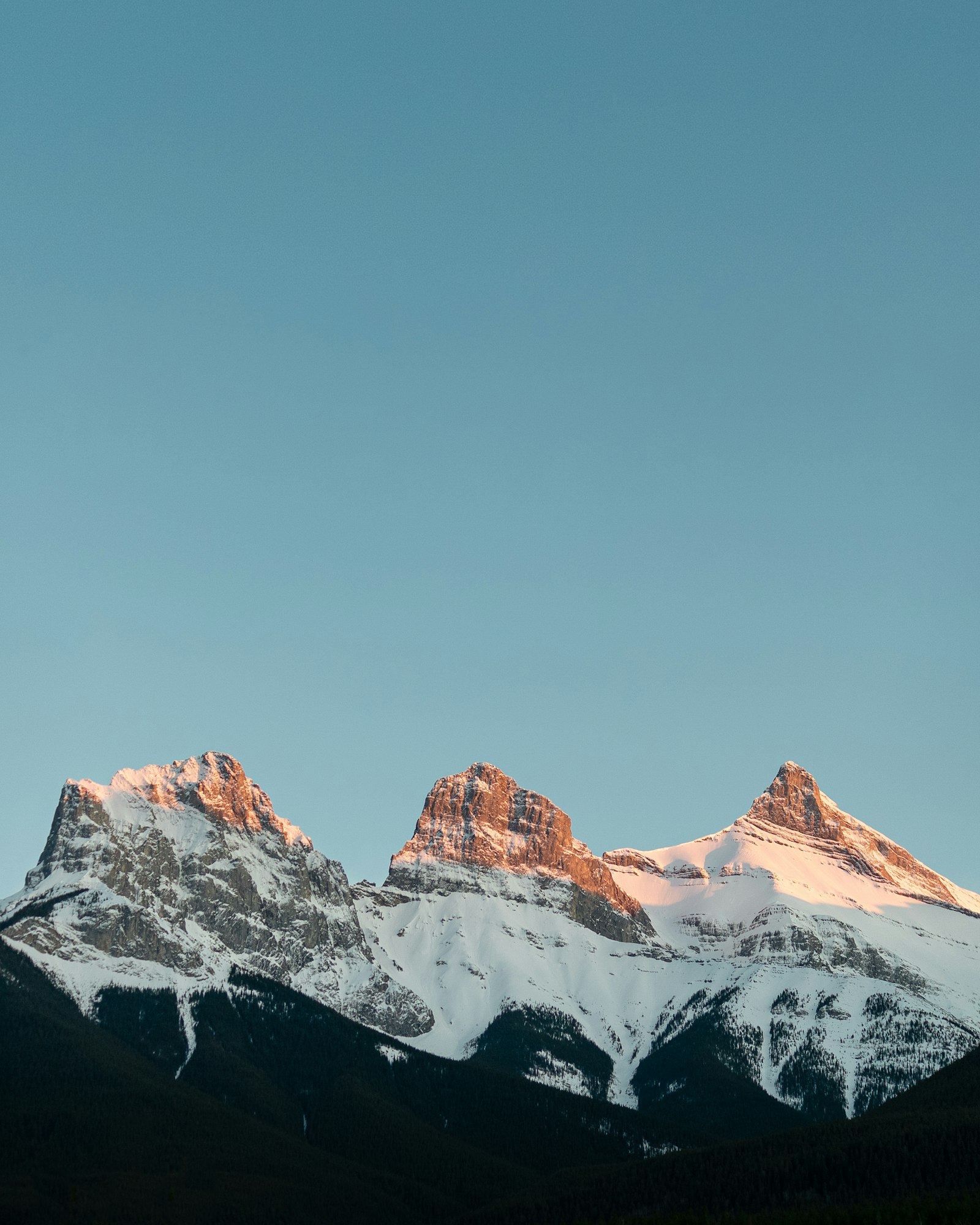 Canon EOS 700D (EOS Rebel T5i / EOS Kiss X7i) + Canon EF-S 55-250mm F4-5.6 IS sample photo. Snow covered mountain under photography