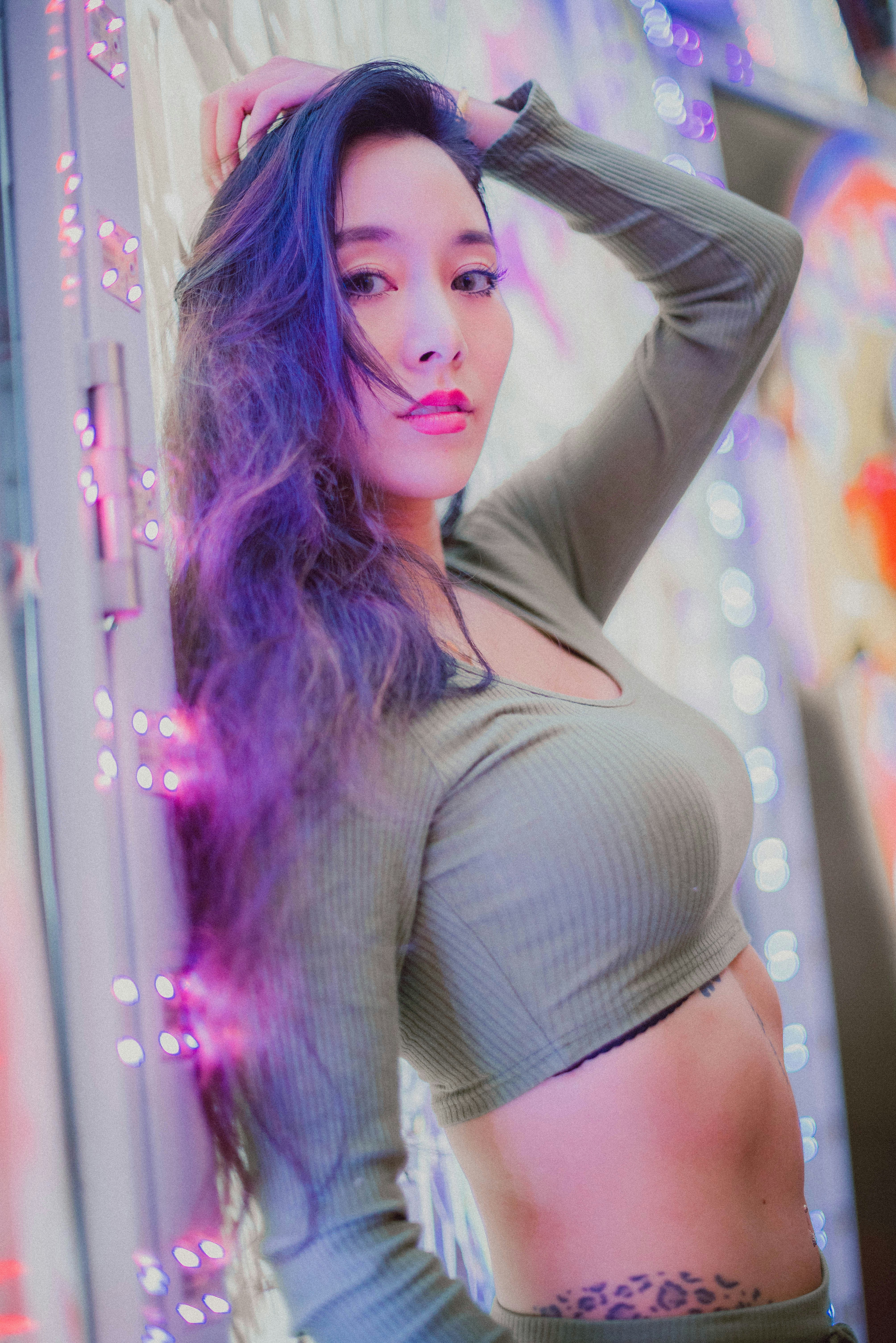 Wanita dengan crop top lengan panjang abu-abu dan denim biru daisy dukes