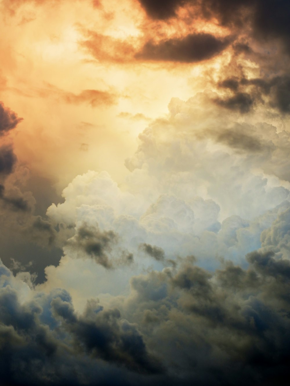 nubes blancas y cielo azul