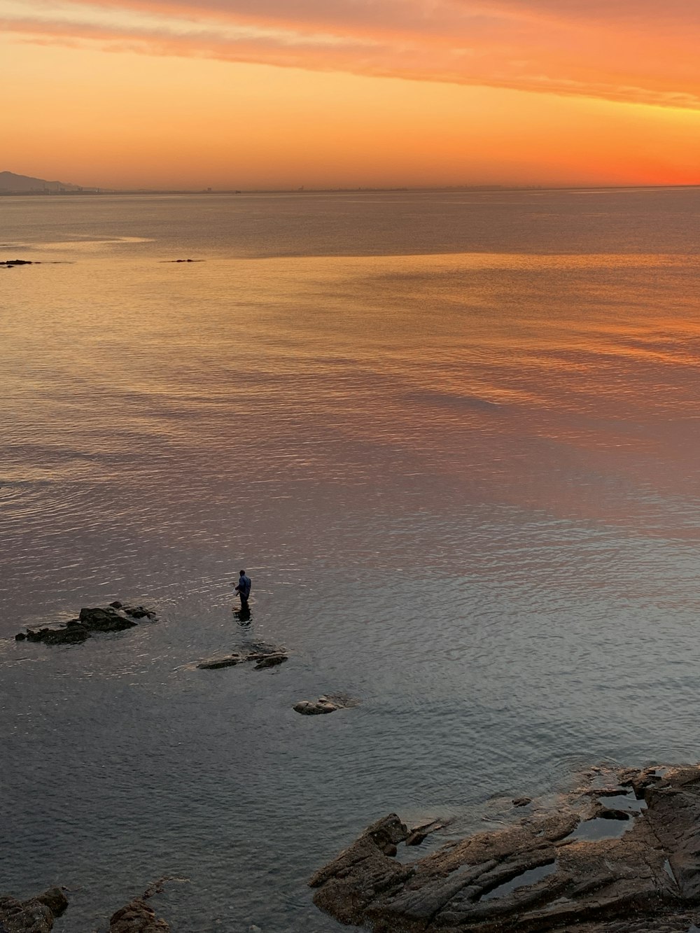 silhouette de 2 personnes sur la plage au coucher du soleil