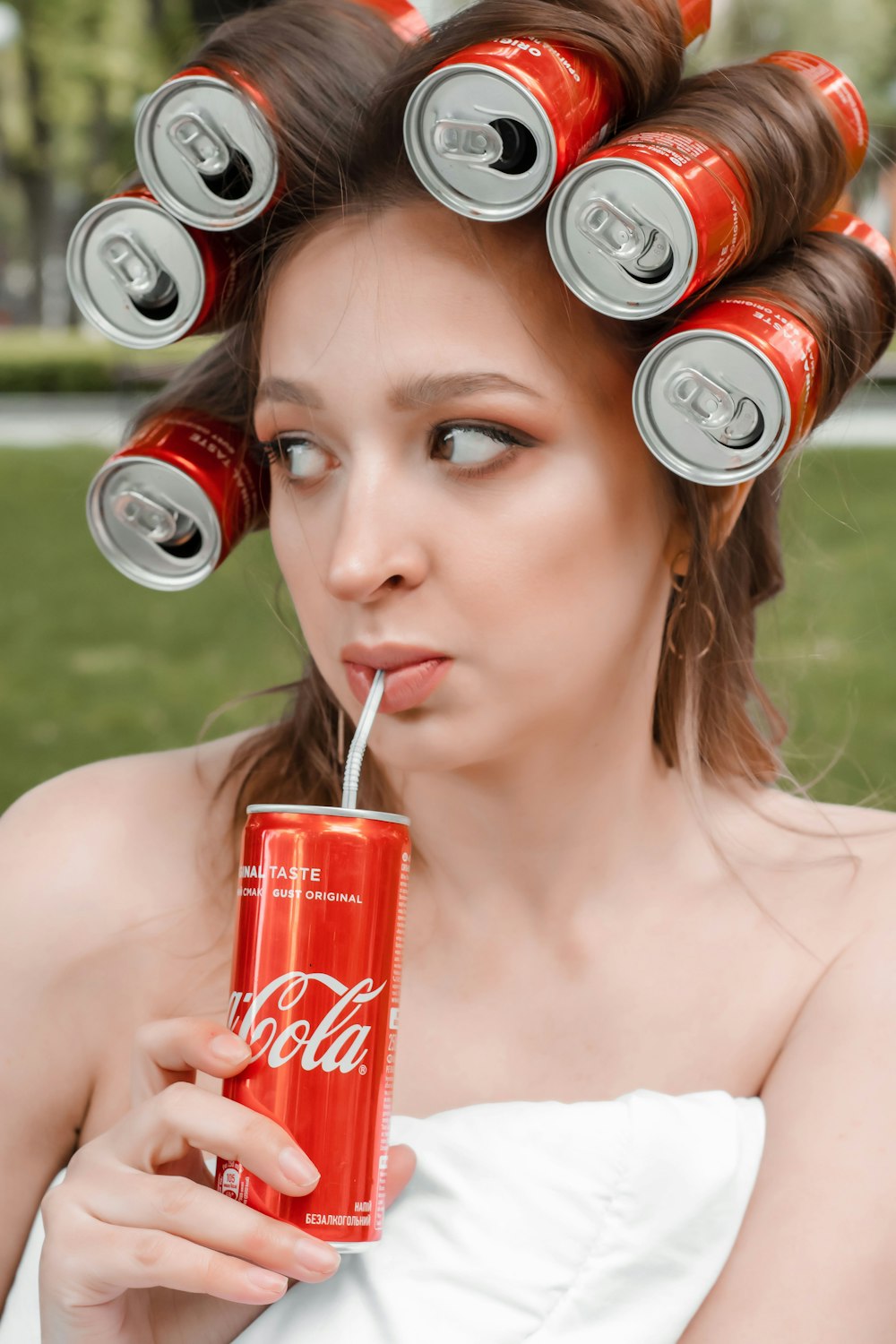 Mujer bebiendo lata de Coca Cola