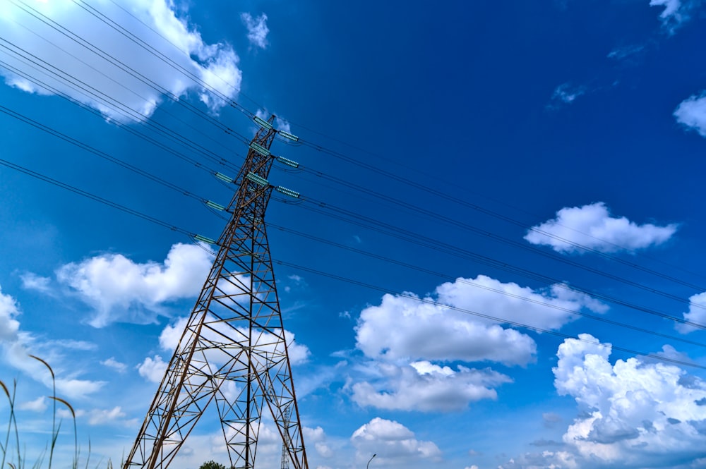 torre d'acciaio grigia sotto il cielo blu e le nuvole bianche durante il giorno