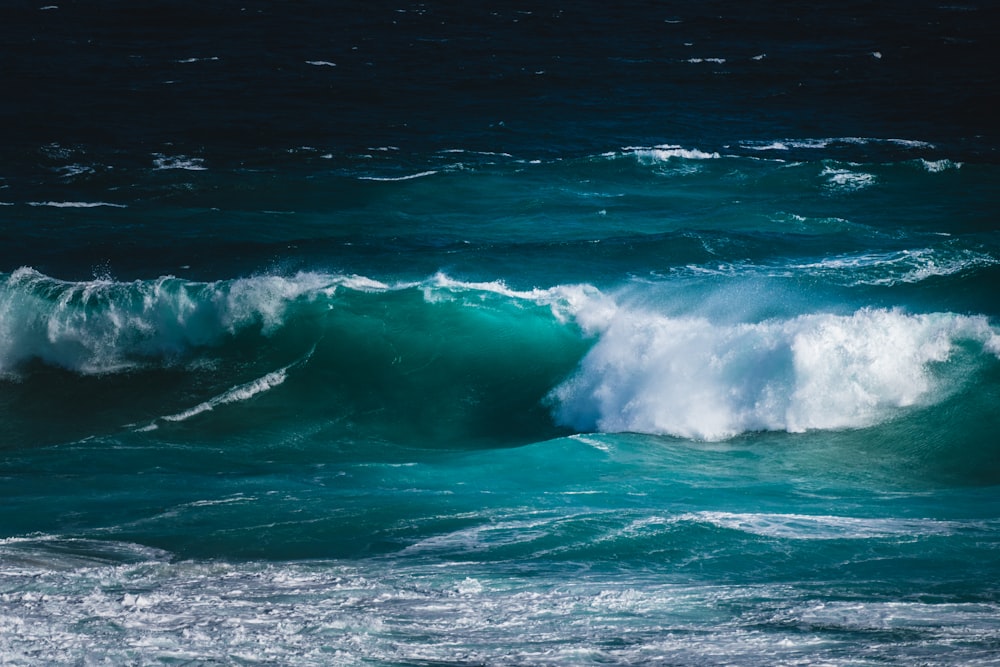 ocean waves crashing on shore during daytime