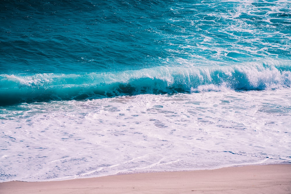 ocean waves on shore during daytime