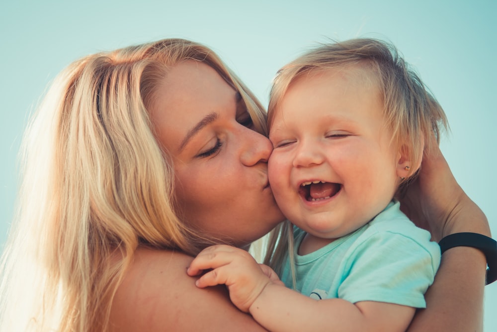 ティールシャツを着た女の子を運ぶティールシャツの女性