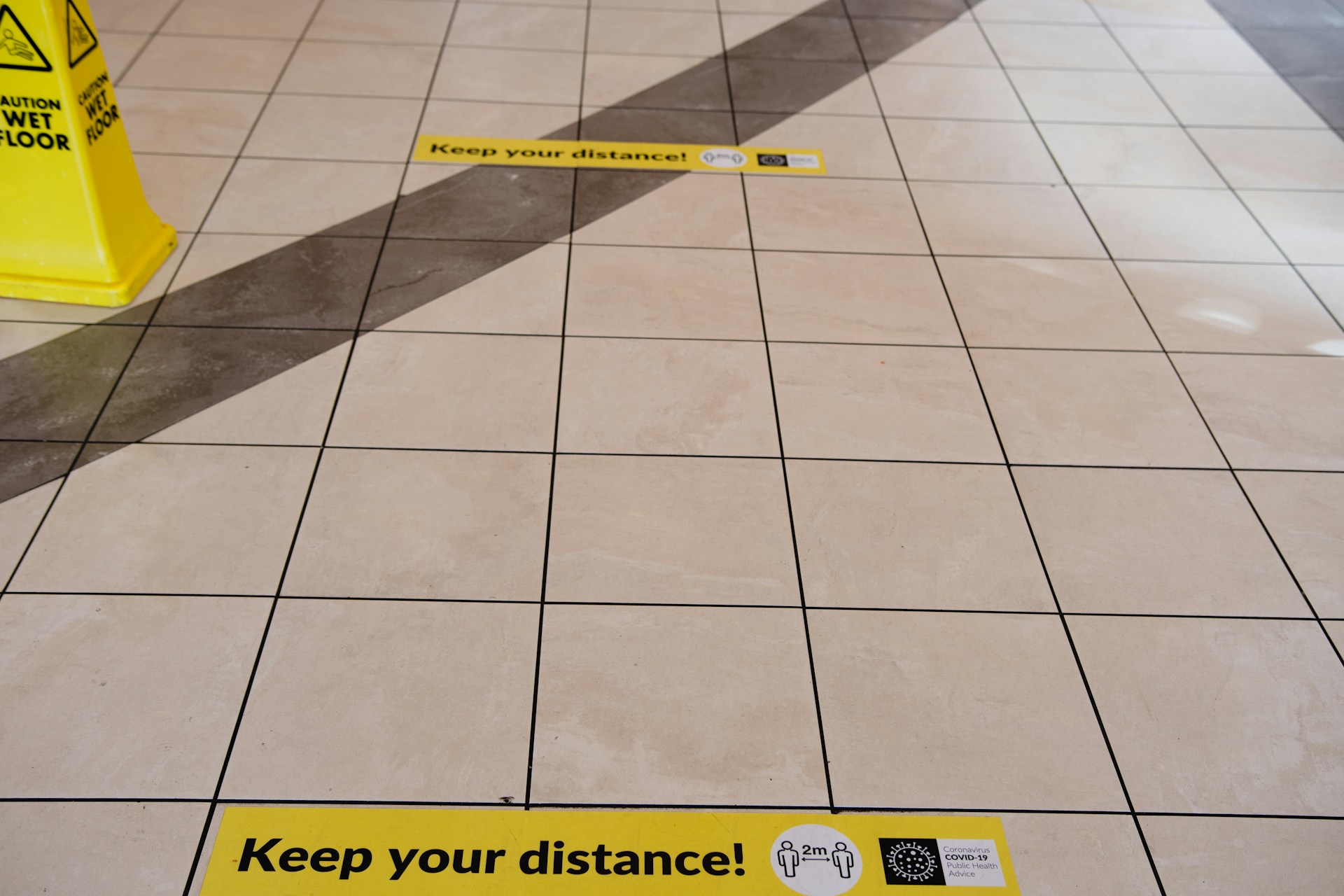 gray computer monitor