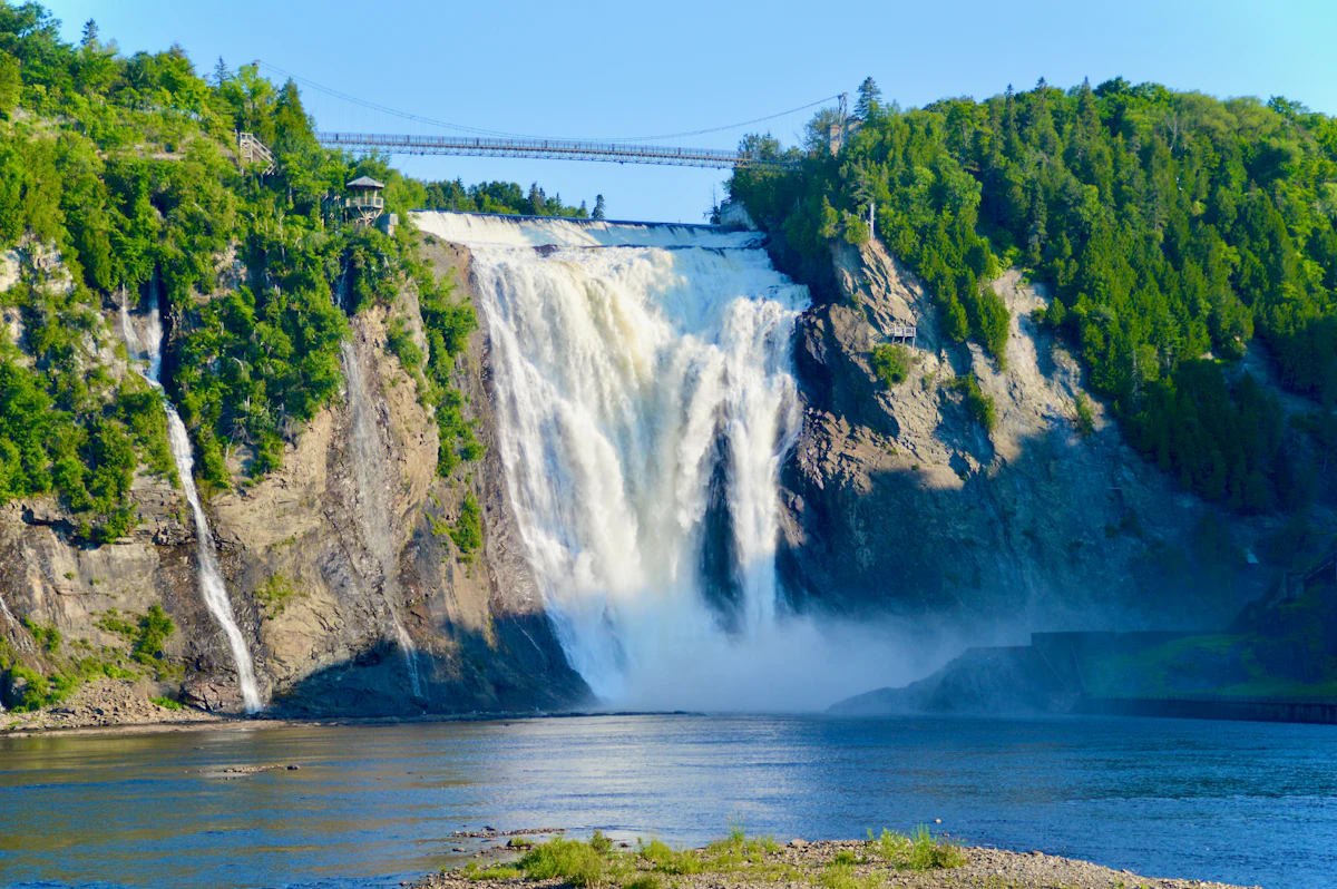 Chute d'eau entourée d'arbres verts
