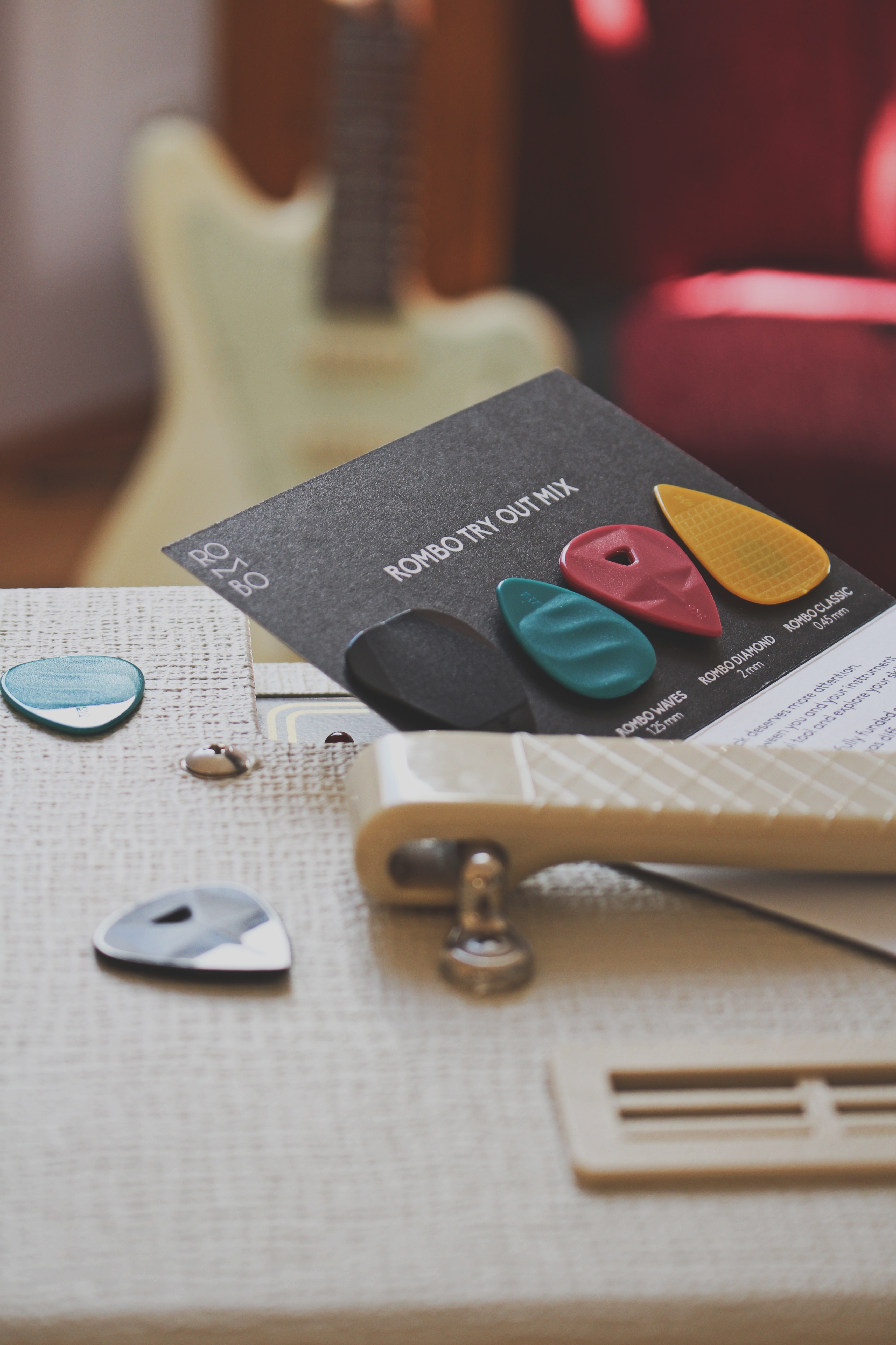 私を愛して私を愛して あなたのカードを愛してください の写真 Unsplashで見つけるギターの無料写真