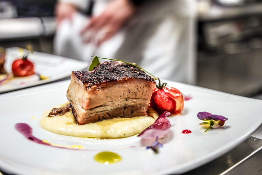 viande cuite sur plaque en céramique blanche