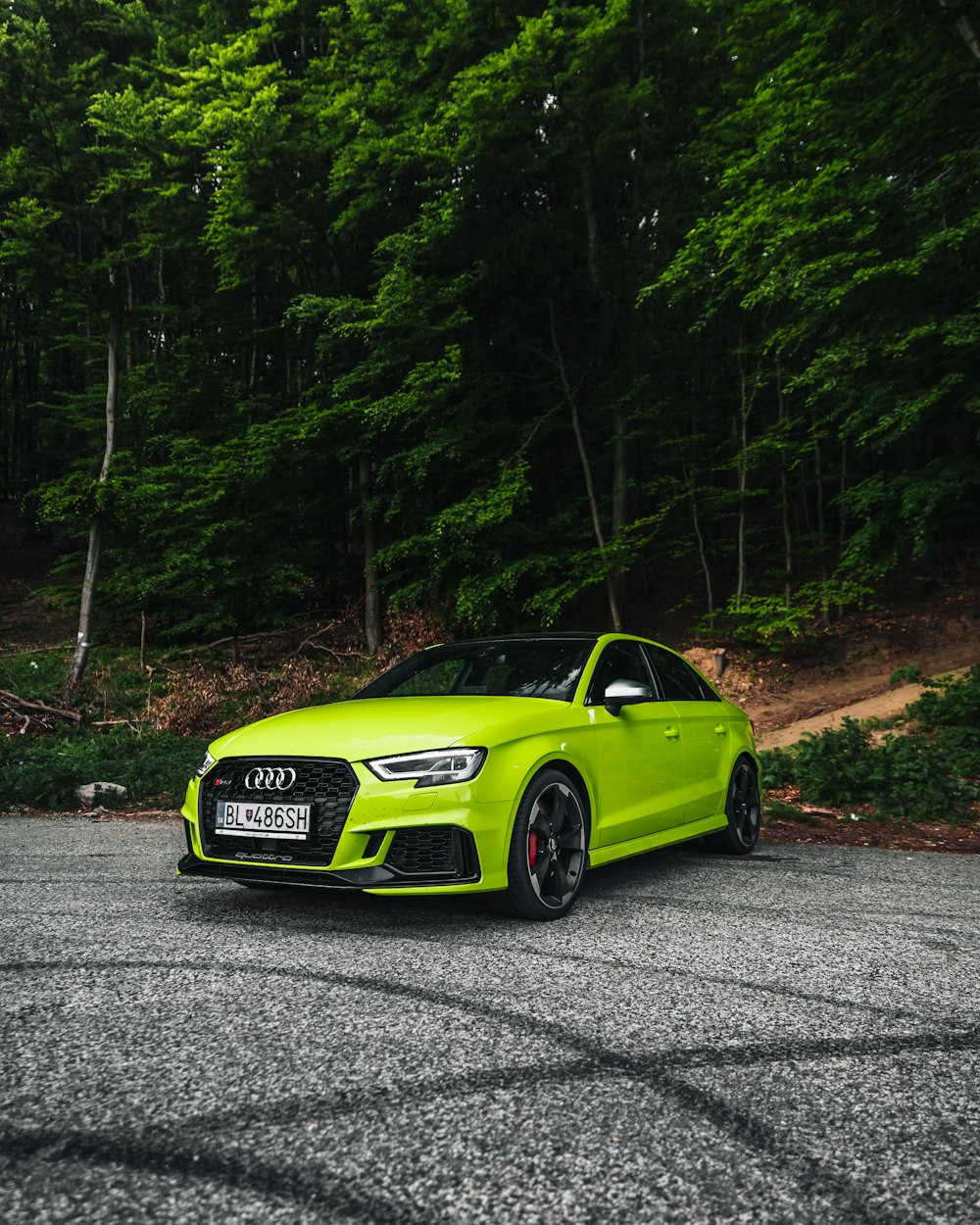 Audi coupé verde en la carretera durante el día