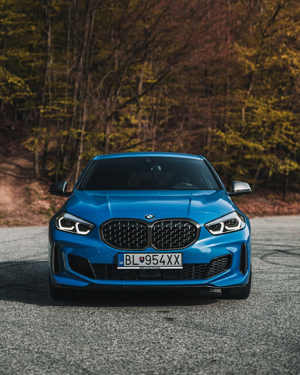 낮 동안 도로에 블루 BMW M 3