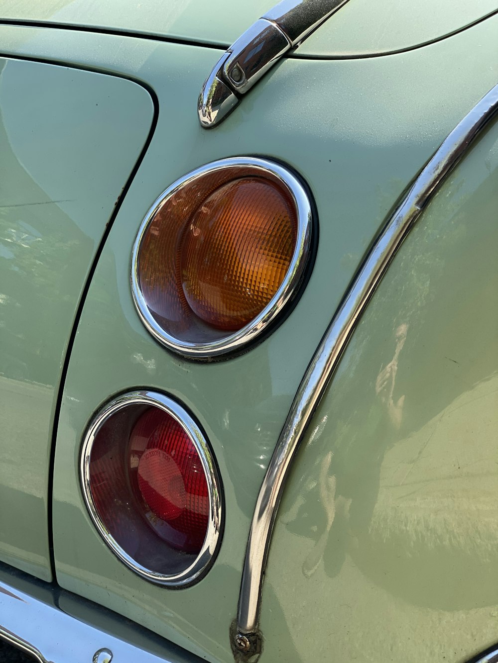 close up photo of car headlight