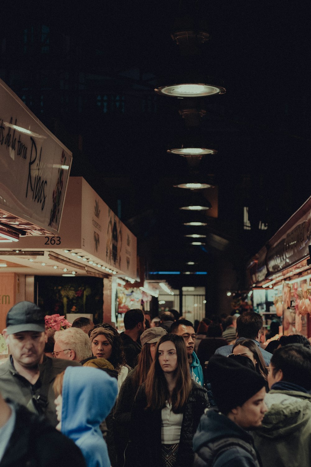 Menschen, die nachts auf der Straße spazieren gehen