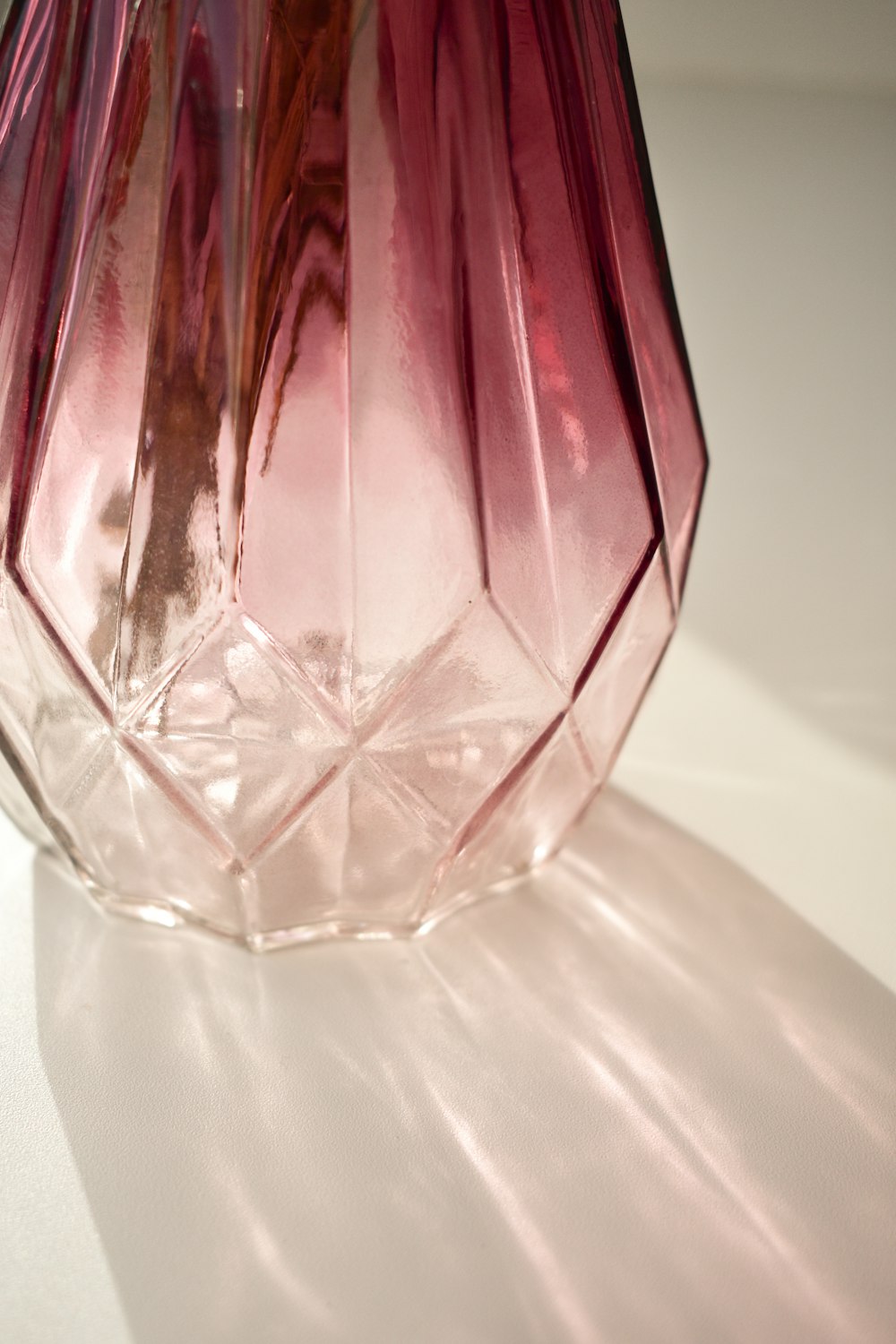 Recipiente de vidrio transparente sobre mesa blanca
