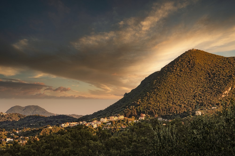 campo di erba verde vicino alla montagna durante il giorno