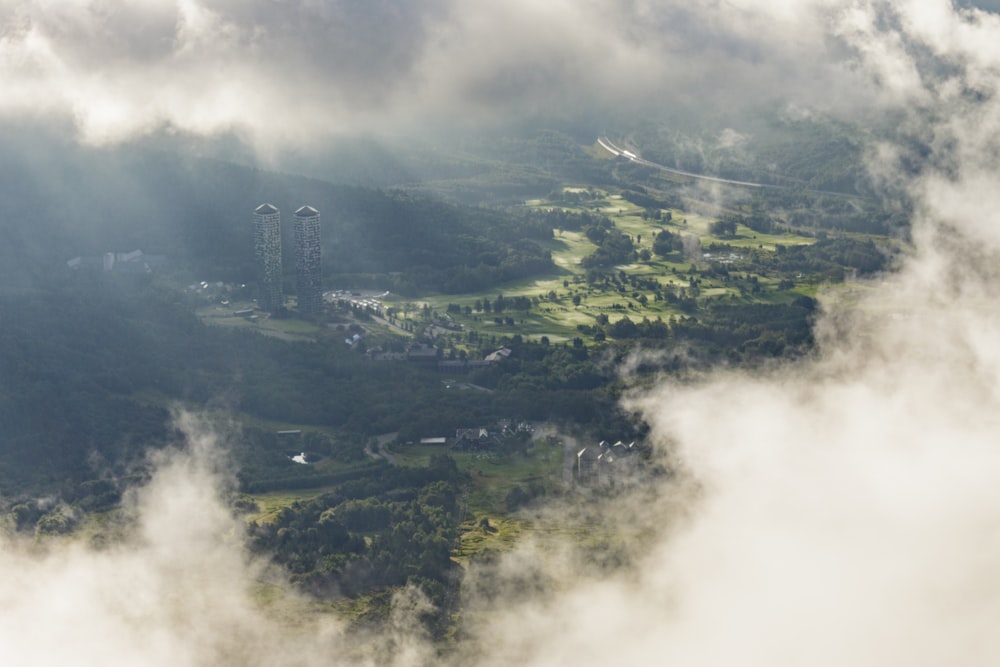 Vue aérienne des bâtiments de la ville et des arbres verts pendant la journée