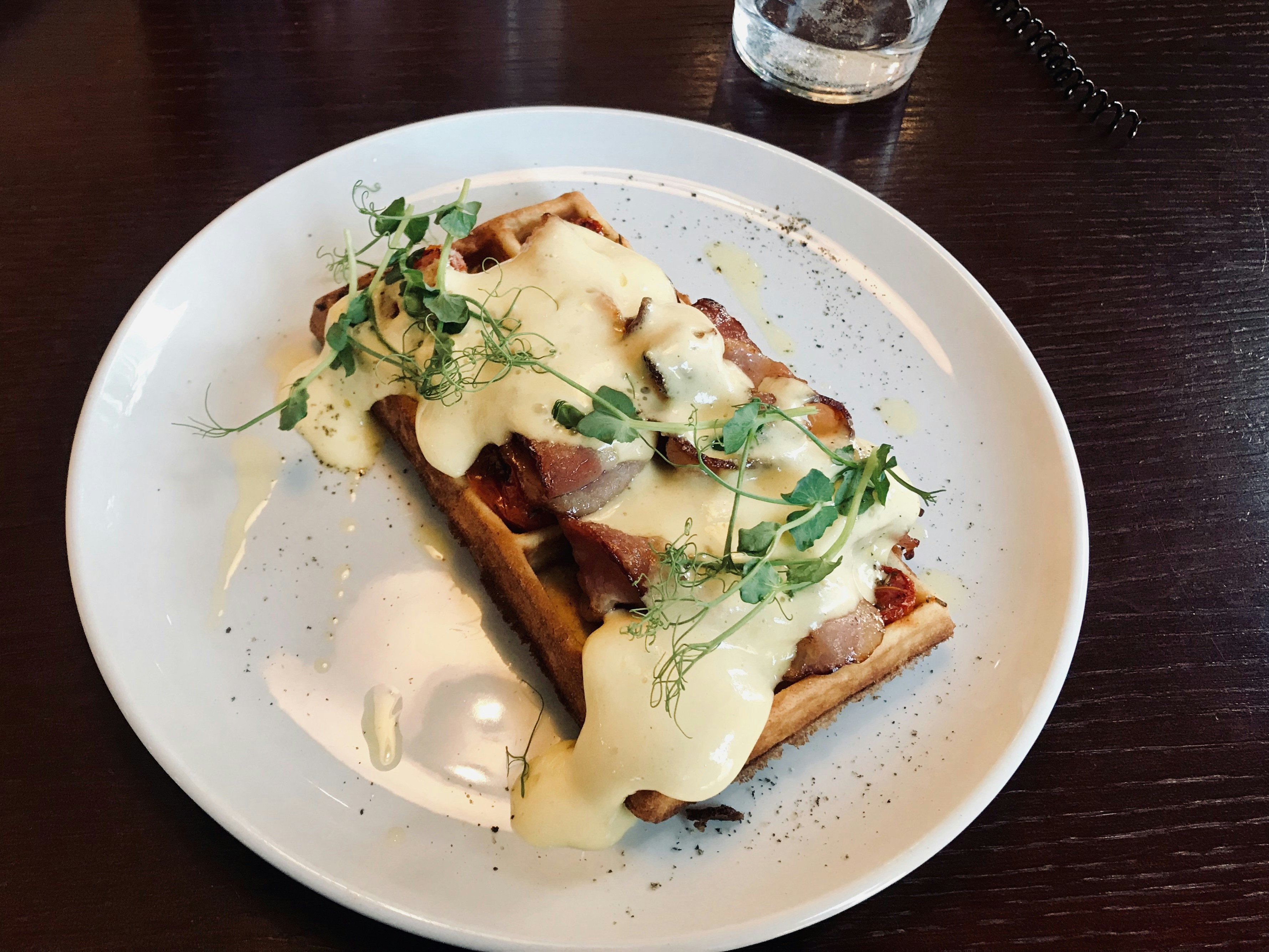 Salade de légumes sur assiette en céramique blanche