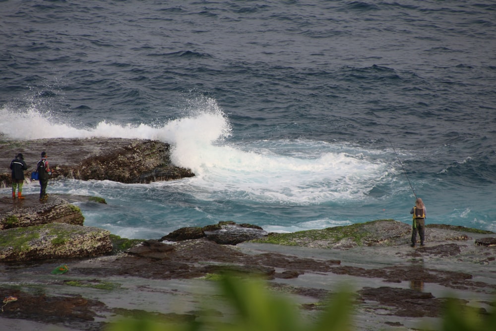 ocean waves crashing on rocks during daytime