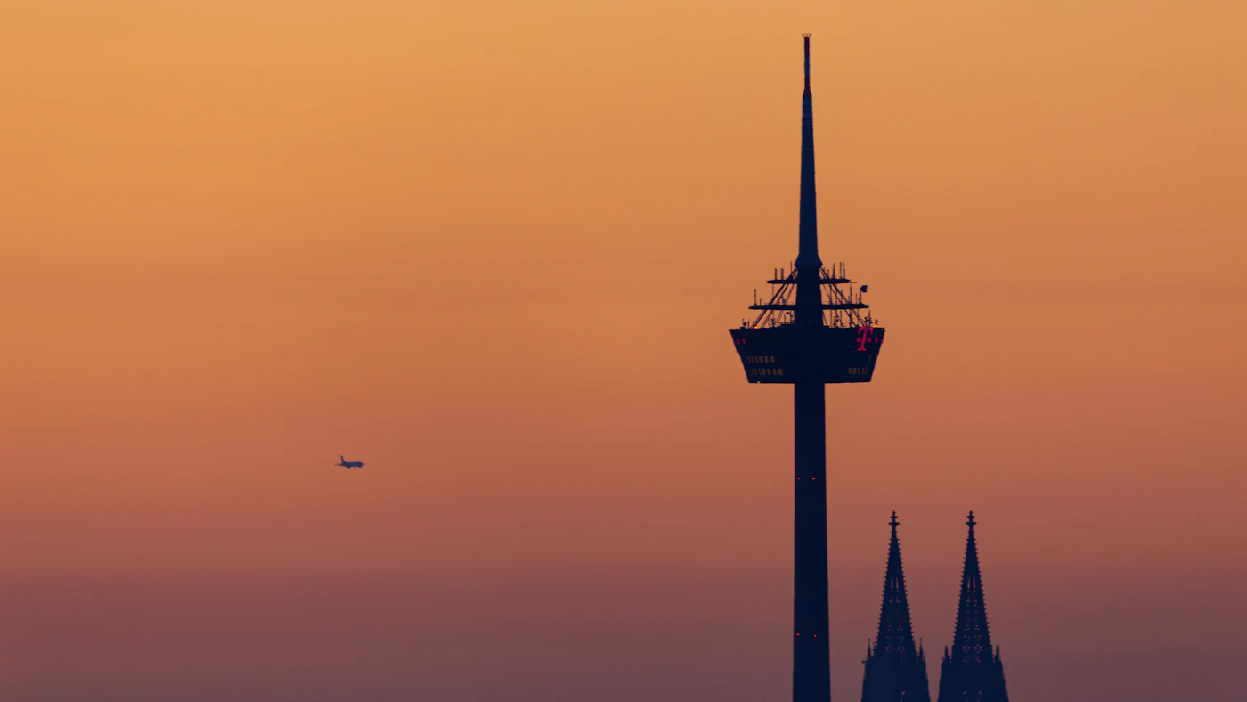 Der Kölner Dom mit seinen zwei gotischen Türmen am Rhein