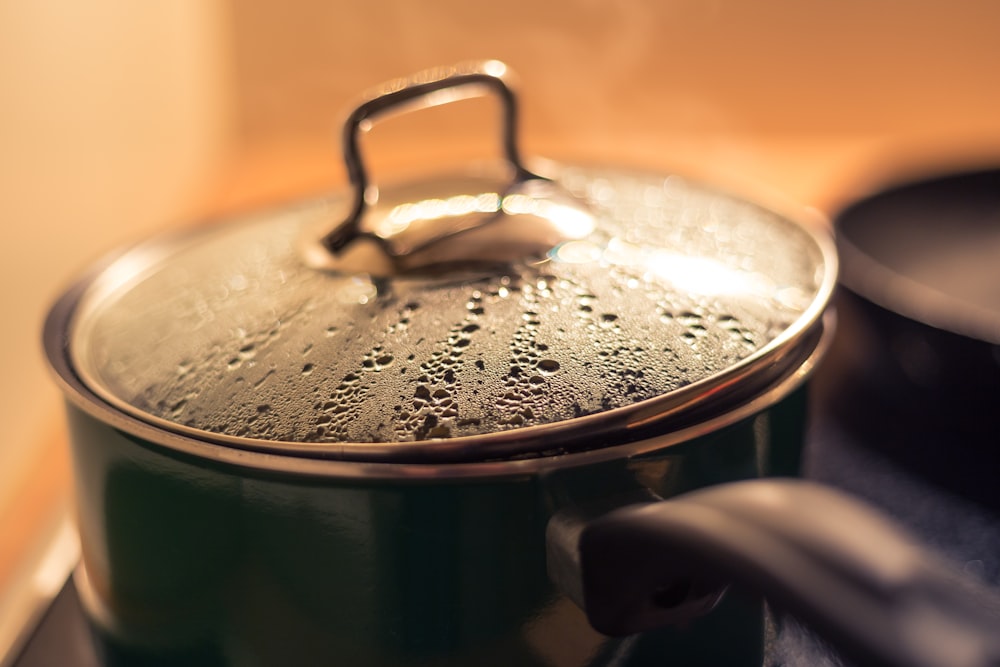 panela de aço inoxidável com água