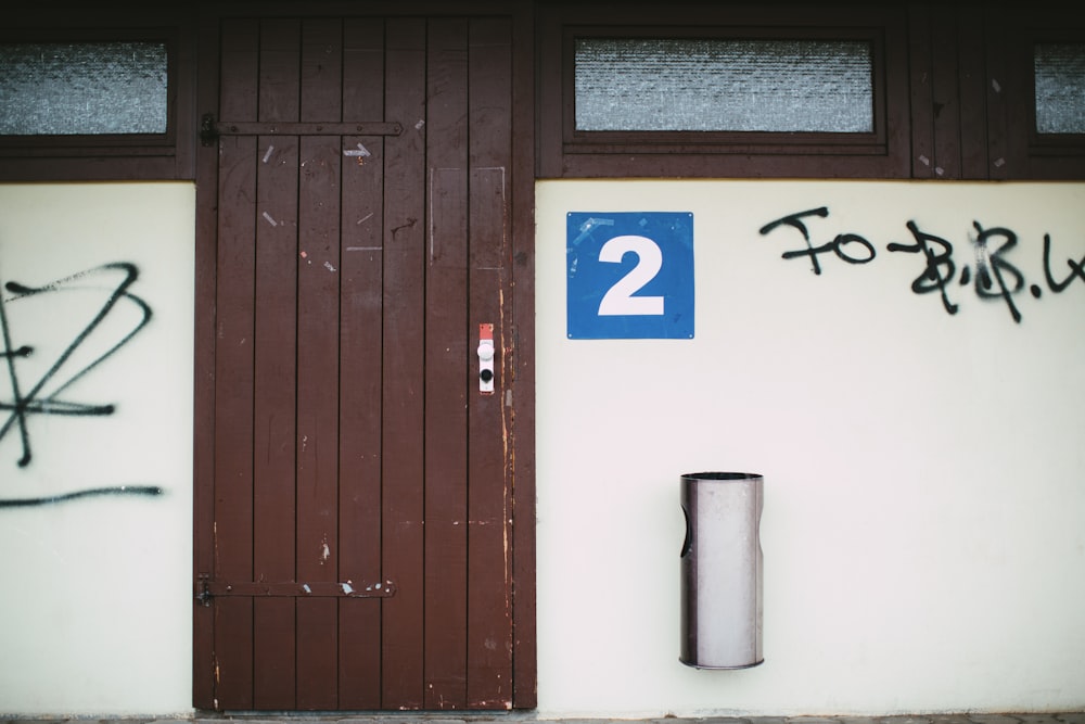 Mur peint en bleu et blanc