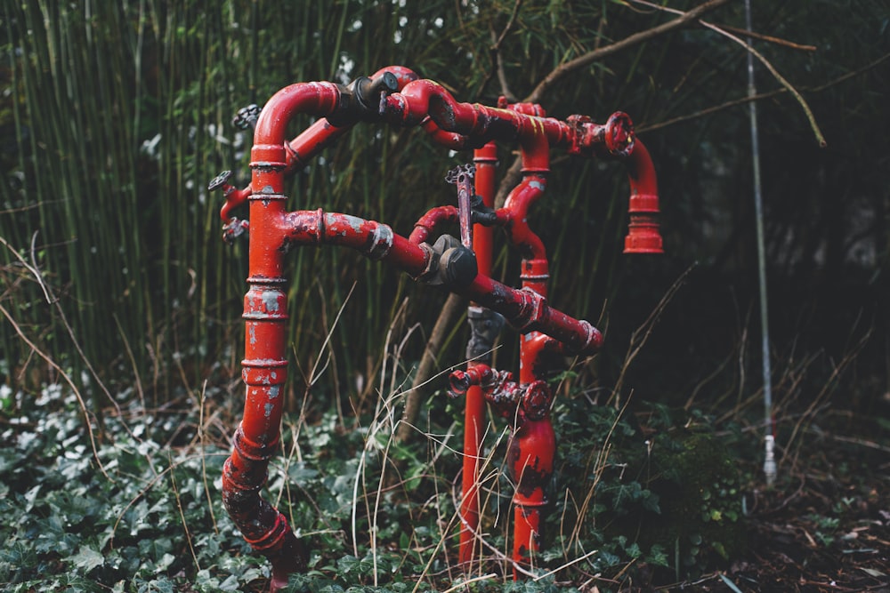 Tubo de metal rojo con rocío de agua