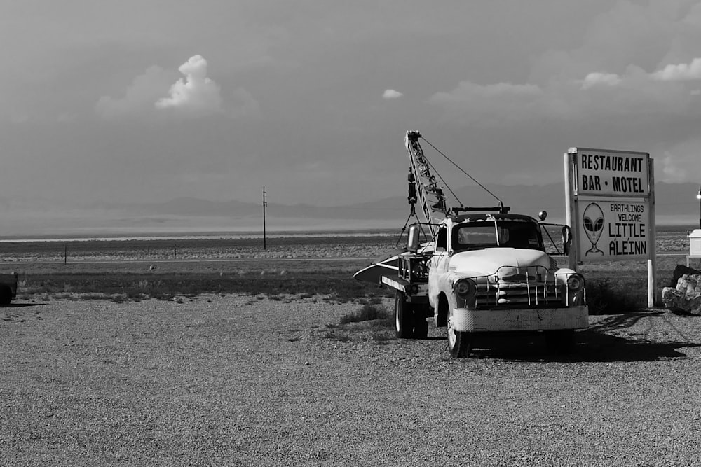 foto em tons de cinza de um caminhão em um campo