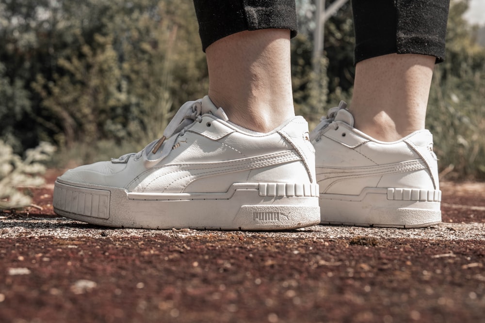 Persona que lleva Nike Air Max blanco