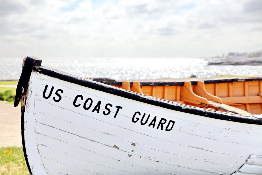 weißes und braunes Boot tagsüber auf See