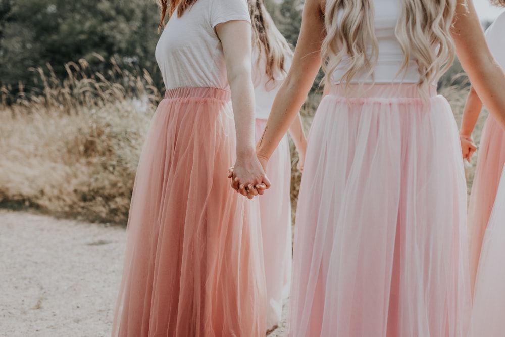 白とピンクのドレスを着た女性