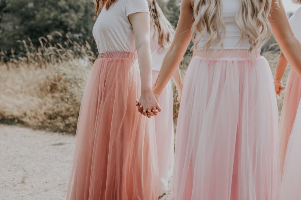 Mujer con vestido blanco y rosa