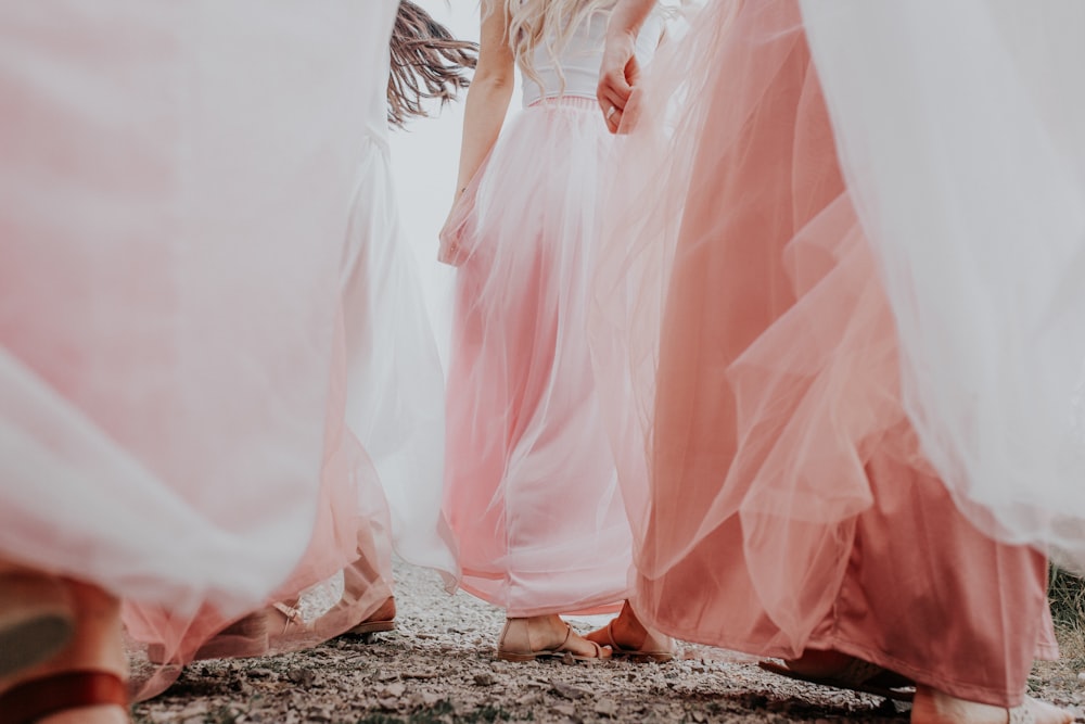 Mujer en vestido blanco caminando sobre terreno rocoso durante el día