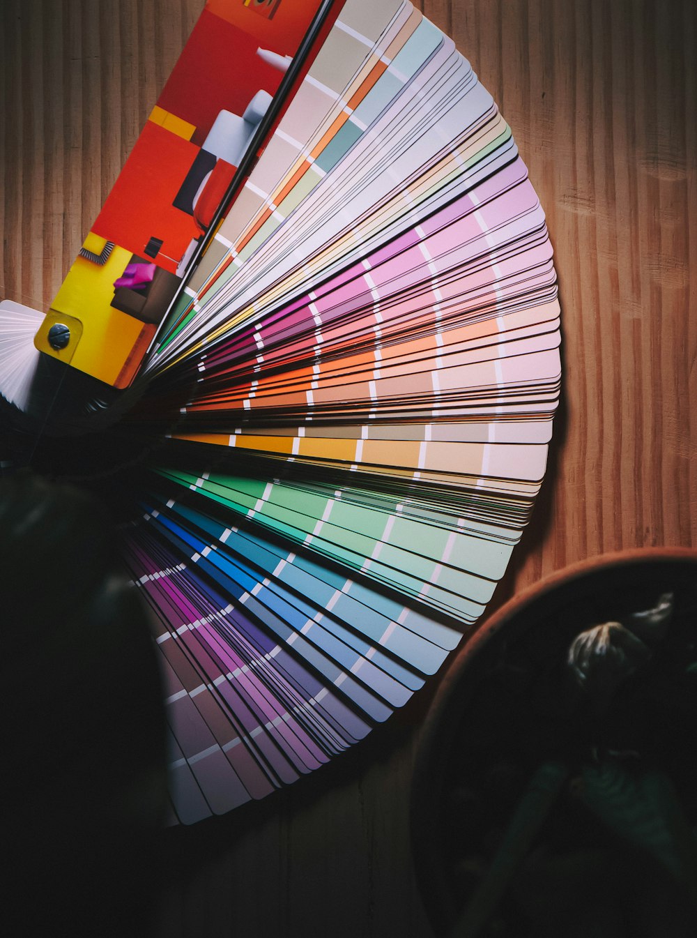 Parapluie multicolore sur table en bois marron