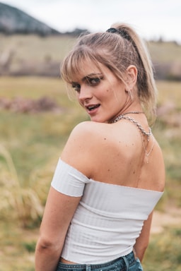 photography poses for women,how to photograph portraits instagram - @lgnwvrprtrts  editorial instagram - @lgnwvrphto  personal instagram - @lgnwvr; woman in white off shoulder dress