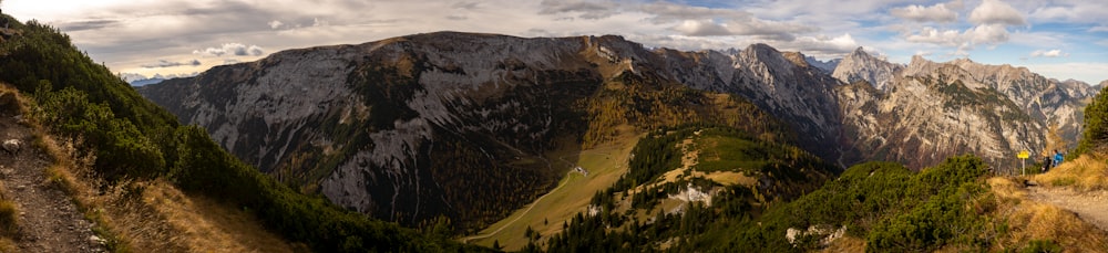 grüne und braune Berge unter blauem Himmel tagsüber