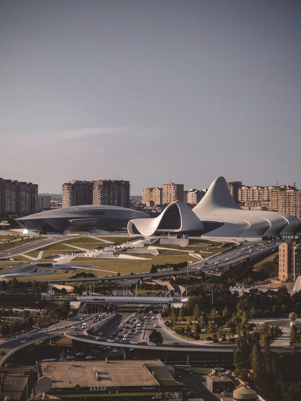 ciudad con edificios de gran altura durante el día