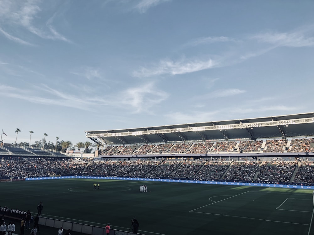 Uno stadio pieno di gente che guarda una partita di calcio