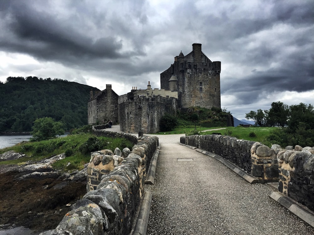 Castillo de hormigón gris bajo el cielo nublado durante el día