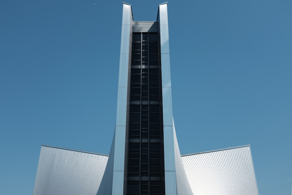 Bâtiment en béton gris sous le ciel bleu pendant la journée