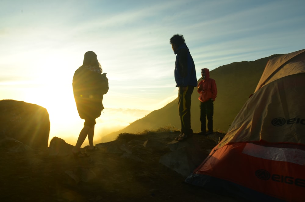 Mann und Frau stehen tagsüber auf dem braunen Rocky Mountain