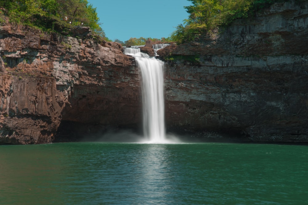 cascades sous le ciel bleu pendant la journée